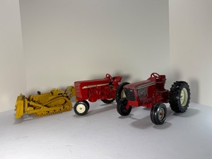 lot 218 image: &nbspVintage Ertl International Harvester IH Farmall Tractor Lot (2) &amp Diecast Masters Caterpillar D10T2 Dozer 116 150 Scale Farm Construction Model Toys