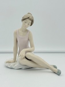 lot 204 image: Vintage NAO by Lladr Dancer Rested (or Sitting Ballet Dancer) Porcelain Figurine #02001175