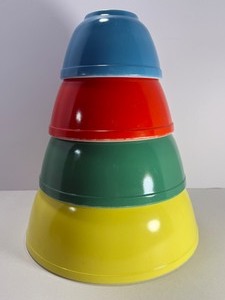 lot 25 image: This complete, gorgeous&nbspVintage Pyrex Primary Colors Mixing Bowl Set&nbspis up for online auction.
