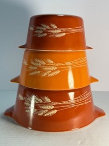 lot 85 image: VINTAGE Pyrex Autumn Harvest Wheat Nesting Mixing Bowls Set of 3 (401, 402, 403)