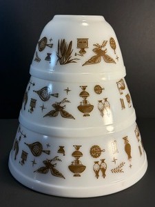 lot 83 image: Vintage Pyrex Early American Nesting Mixing Bowl Set (Brown on White, 1960s)