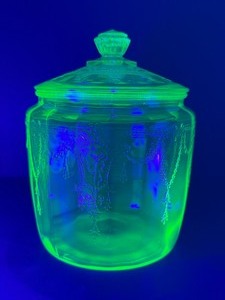 lot 142 image: Vintage 1930s Anchor Hocking Green Uranium Cameo Ballerina Depression Glass Cookie Jar w Lid