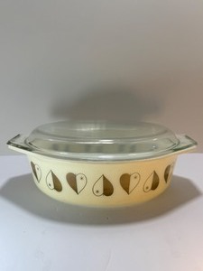 lot 29 image: EXTREMELY RARE VINTAGE 1958 Pyrex Golden Hearts 2.5 Qt Cinderella Casserole Dish With Lid 045