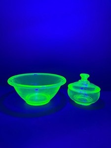 lot 223 image: StyleVintage Uranium (Vaseline) Green Depression Glass Mixing Bowl &amp Lidded Dish Set - Glows Bright Under Black Light
