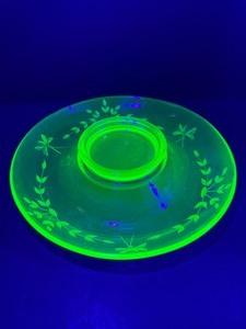 lot 133 image: VINTAGE&nbspDepression Era&nbspUranium Vaseline Glass&nbspEtched Console&nbspBowl.