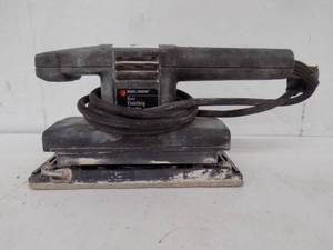 lot 8 image: Black & Decker Finishing Sander - Works