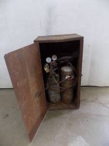 lot 39 image: Portable oxygen  Acetylene torch kit with metal case on wheels