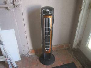 lot 18 image: (EC1) Lasko T42050 Oscillating Towe...