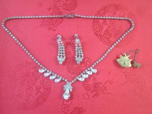 lot 42 image: (CNTR) Vintage Necklace and Earring...