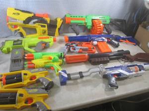 lot 49 image: (EW5) Assortment of Nerf Guns...