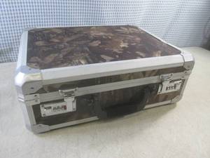 lot 74 image: (D-2) Locking Camo Aluminum Padded ...