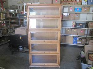 lot 80 image: (FRNT) Vintage 5-Tier Barrister Boo...