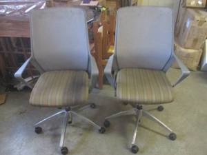 lot 93 image: (BR1) 2 Office Desk Chairs - Dirty ...