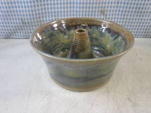 lot 118 image: (FS) Pottery Cake Mold 7 W x 3 14...