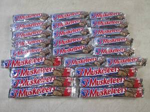 lot 221 image: (B-3) 24 - 3 Musketeers Candy Bars ...