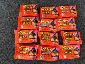 lot 194 image: 12 Reeses Chocolate Lava Big Cups