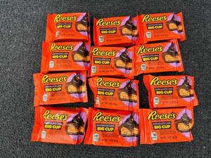 lot 195 image: 12 Reeses Chocolate Lava Big Cups