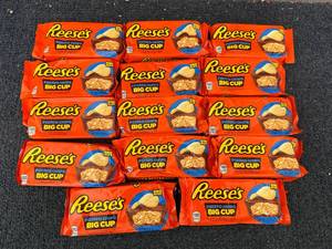 lot 197 image: 14 Reeses Potato Chip Big Cups
