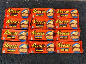 lot 198 image: 12 Reeses Potato Chip Big Cups