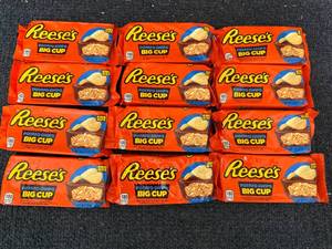lot 199 image: 12 Reeses Potato Chip Big Cups