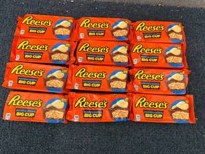 lot 200 image: 12 Reeses Potato Chip Big Cups