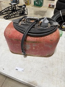 lot 11 image: GAS TANK FOR EVENRUDE 15HP BOAT MOTOR