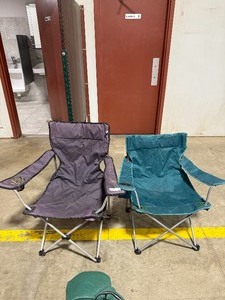 lot 32 image: QTY 2 FOLDING LAWN CHAIRS
