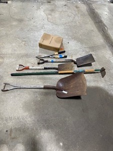 lot 43 image: SHOVELS, HOE, CLIPPERS, BROOM & DUST PAN SET