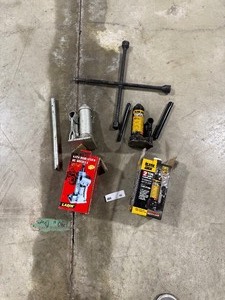 lot 48 image: 2 BOTTLE JACKS & TIRE IRON