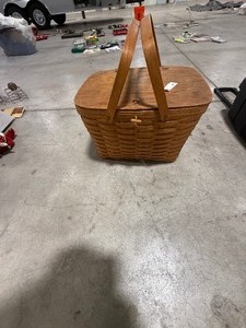 lot 84 image: PICNIC BASKET