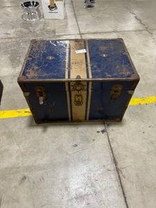 lot 90 image: OLD TRUNK FULL OF WOMENS SHOES