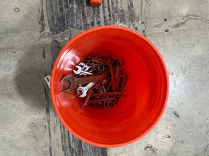 lot 125 image: BUCKET OF OPEN END WRENCHES & RATCHET WRENCHES