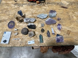 lot 359 image: VARIETY OF CRYSTALS & GEMS