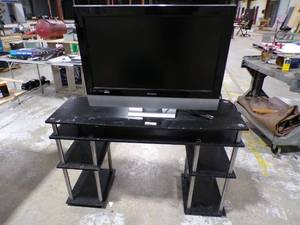 lot 215 image: POLAROID 32 HDTV AND STAND WORKS AS IT SHOULD