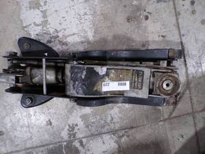 lot 229 image: 2 12 TON FLOOR JACK MISSING HANDLE BUT WORKS AS IT SHOULD