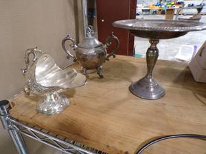 lot 255 image: 3 NICE SILVER PLATE PIECES