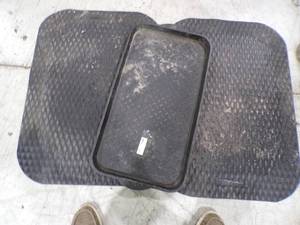 lot 263 image: 2 ANTI FATIGUE MATS 1 BOOT TRAY