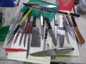 lot 271 image: LG LOT ON KITCHEN KNIVES AND CUTTING BOARDS