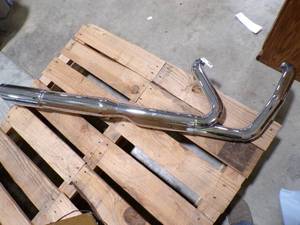 lot 289 image: 2 INTO 1 VANCE & HINES EXHAUST CHROME HEAT SHIELDS FITS 12-16 DYNA HAS A FEW LIGHT SCRATCHES BUT IN GREAT SHAPE