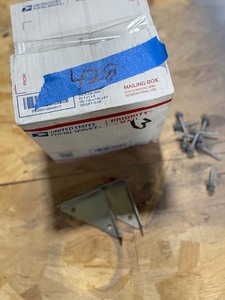 lot 428 image: 100 3X 3 CORNER BRACKETS