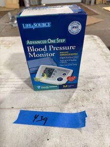 lot 439 image: BLOOD PRESSURE MONITOR