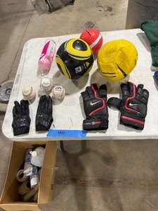 lot 440 image: SPORTS LOT) SOCCER BALLS, BASEBALLS, & TENNIS BALLS