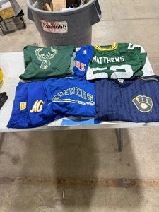 lot 441 image: PRO BASEBALL, BASKETBALL, & FOOTBALL SWAG