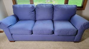 lot 8 image: Thomasville Blue Chambray 3 Cushion Sofa