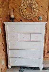 lot 15 image: Charming French Vanilla 5 Drawer Dresser