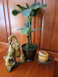 lot 101 image: Dcor Collection  Goose Family  Candle  Faux Banana Plant