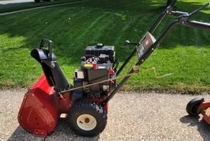 lot 60 image: Toro 622 Power Throw Snowblower  22