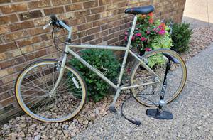 lot 49 image: Specialized Hard Rock Mens Bicycle with Pump