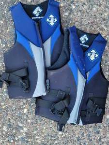 lot 50 image: Body Glove Life Jacket Vests  Mens Small