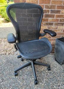 lot 80 image: Herman Miller Office Chair